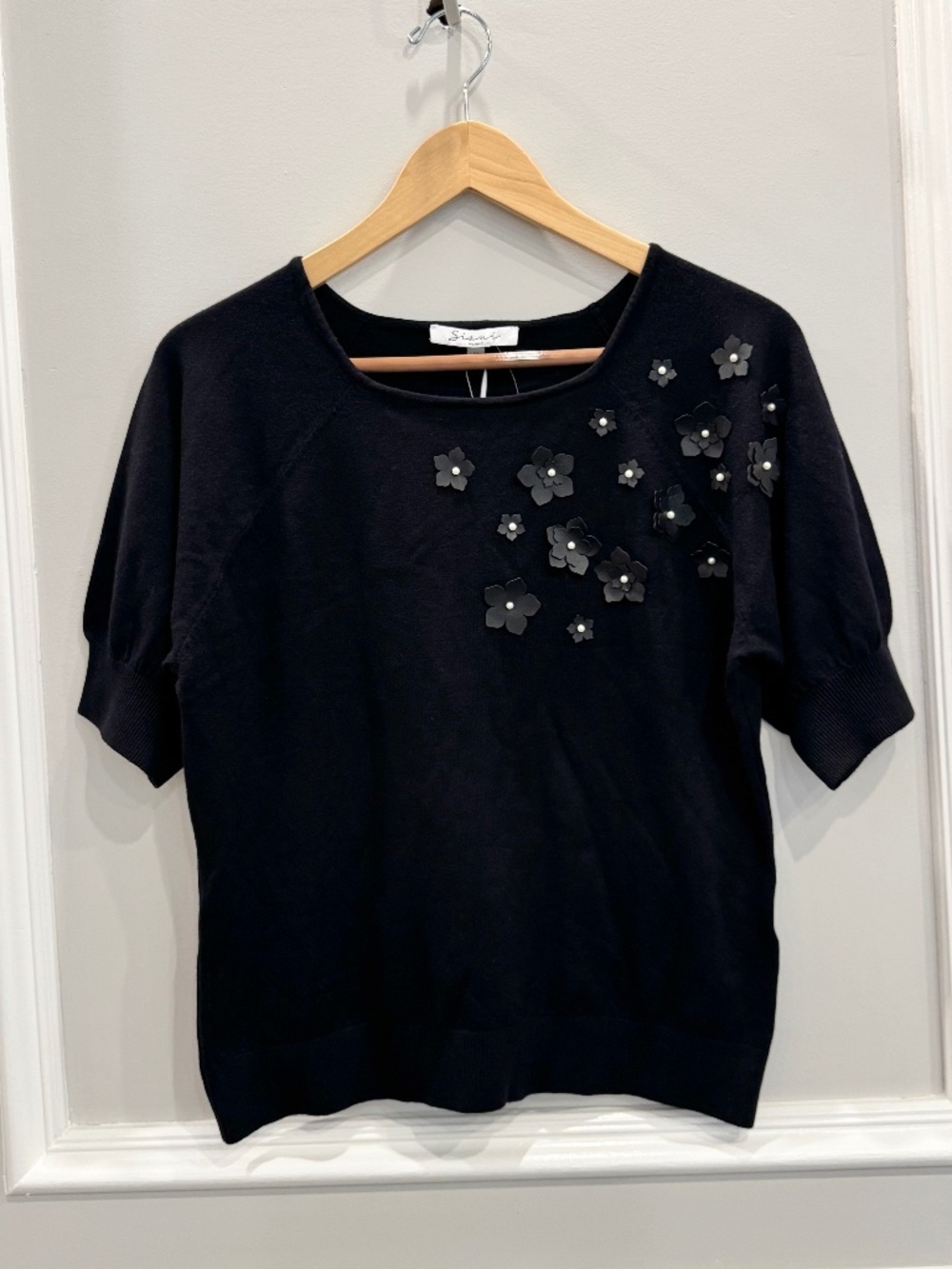 NWT Sioni Milano Pearl & 3D Floral Knit Top Black Medium